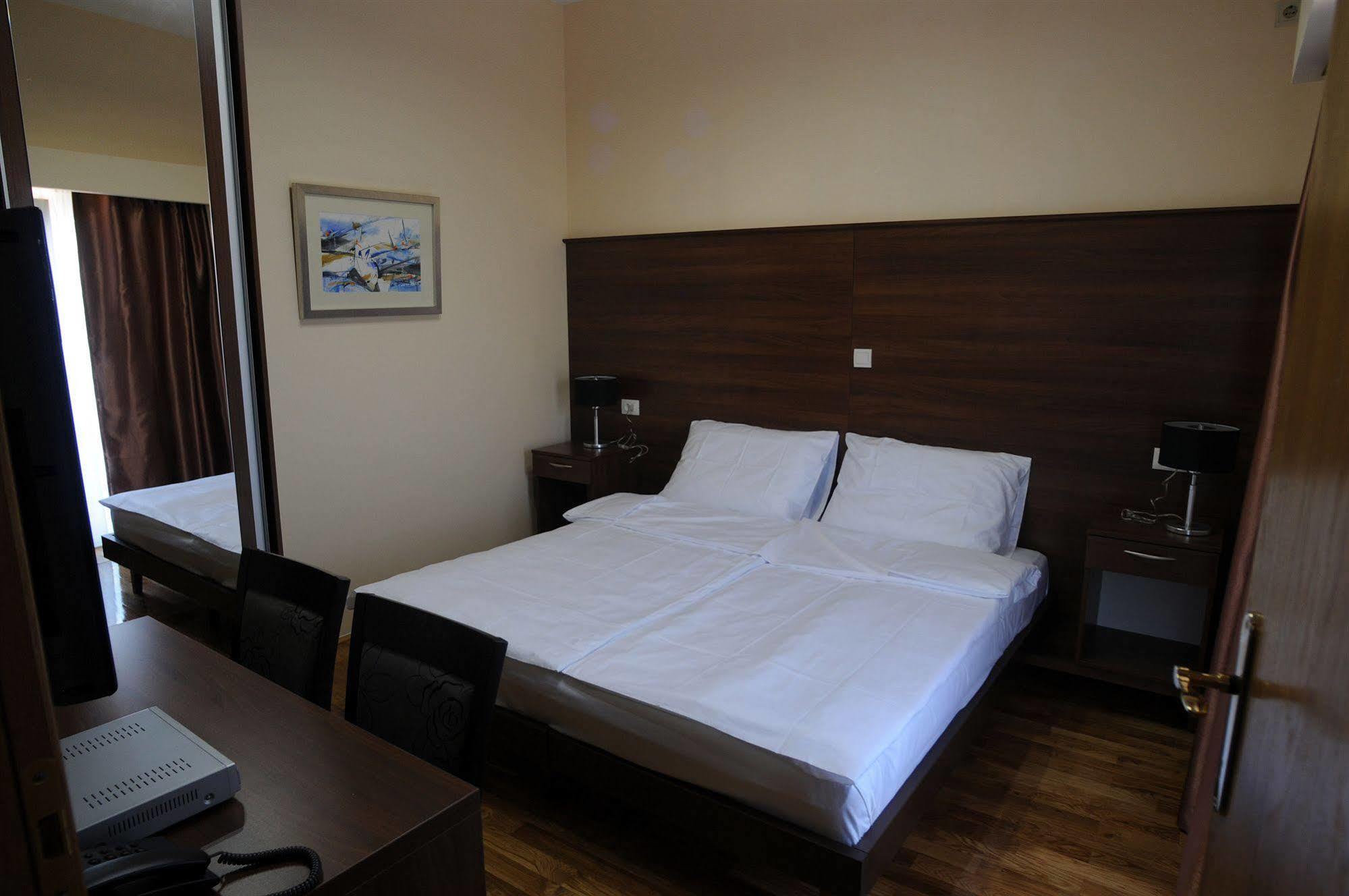 Hotel M Podgorica Buitenkant foto